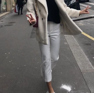 Vita kostymbyxor  - Supersnygga vita kostymbyxor från bikbok. Endast använda 2 gånger på grund av att jag kände mig lite obekväm i dom...🤭💓 obs, frakt ingår ej i priset 😭❤️