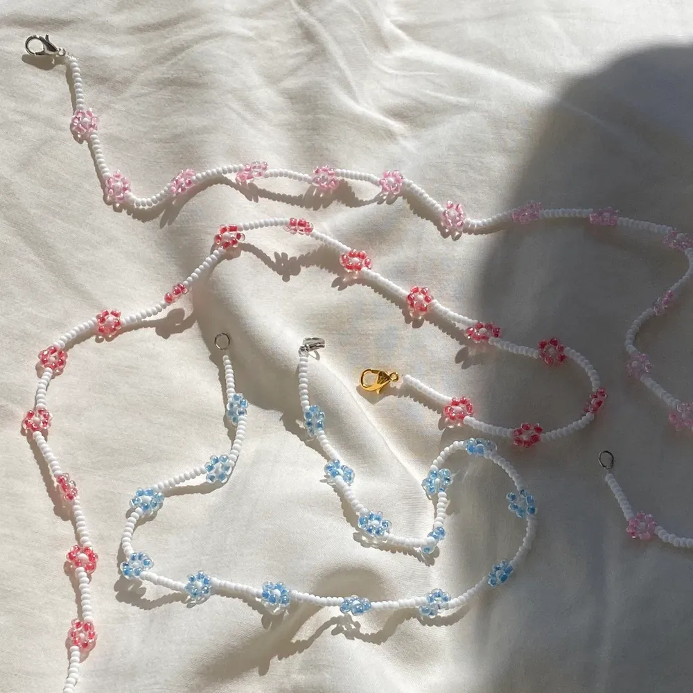 Superfina handgjorda pärlhalsband 🌸                           Färgen på blommorna är valfri (det finns fler färger än de på bilderna) och även om man vill ha guld eller silver lås 🤍            110 kr inkl frakt ✨. Accessoarer.