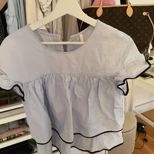 Zara blus - Fin blus från zara säljer pågrund av att den är för liten. Köpt i marbella på zara för nåt års sedan🥰 tror den är i xs/S men jag har M och kan ja den