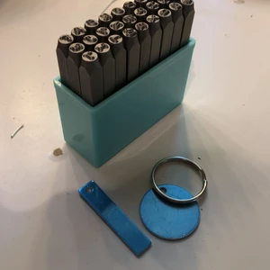 ~ nyckelringar~ - Hej, nu kommer ni få köpa nyckelringar i dom hör två formerna. Ni får bestämma vad det ska stå på dom och sedan stämplar jag på namnet på metallbrickan. Det finns bara två av varje form så ni får vara snabba. Båda formerna kostar 30kr styck 