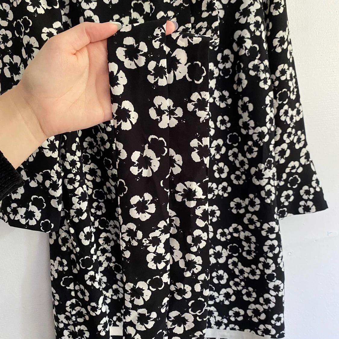 Svart/vit blommig klänning - 91