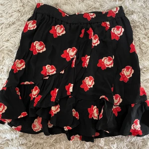 Ganni kjol storlek 34 - Jättefin kjol från Ganni i bra skick, använd ett fåtal gånger. Storlek 34. Jag bär i normalt fall 36-38 så denna är gränsfall liten på mig därav säljs den! 