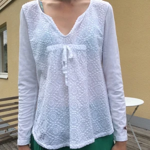 Odd Molly blus - Vit Odd Molly blus med spets. Blusen är i ett tunnare väldigt skönt tyg och passar perfekt för både vardag och fest.