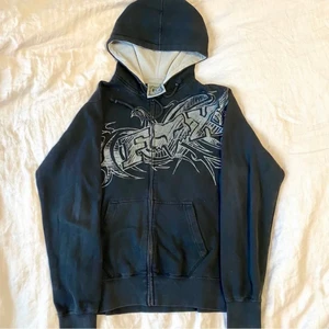 FOX Riders Y2k Zipup - ❌HÖGTSA BUDET ÄR 550kr BUDA I KOMMENTARERNA INTE ANNONSEN PGA OSERIÖSA BUD❌ Säljer denna coola hoodie jag tidigare köpt på plick, jättefin men kommer tyvärr inte till användning! Storleken är S och bilderna är lånade från förra ägaren (Emy Forsberg), skriv för egna bilder!💕 Budgivning om det är många intresserade❤️