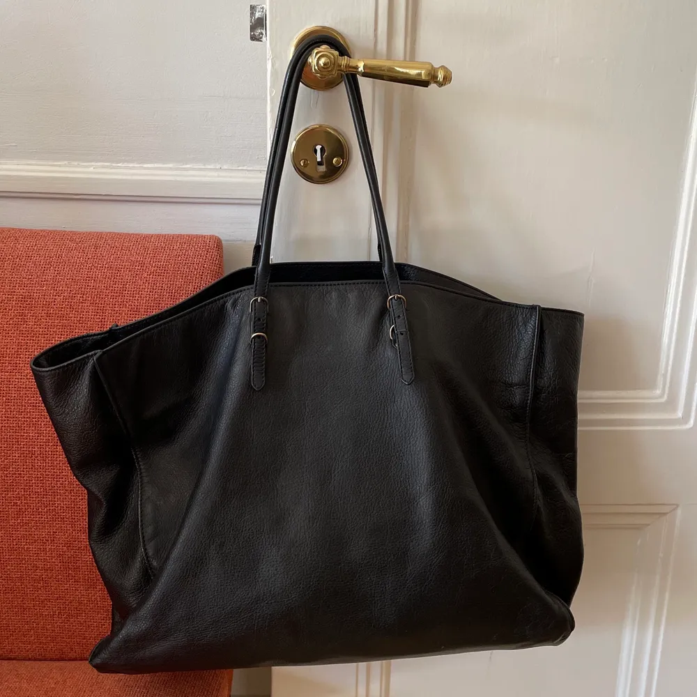 Jättesnygg, svart Balenciaga väska i nytt skick. Perfekt att ha som skolväska. Dustbag medföljer. 30x40 cm. Väskor.
