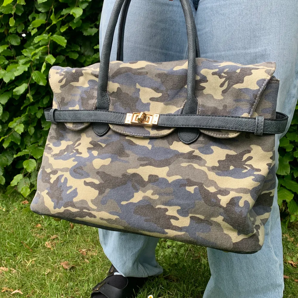 Kamouflagemönstrad handväska som är köpt på second hand, rymmer mycket med tre fickor, skicka dm för mer bilder. Hör av dig för frakt. Väskor.