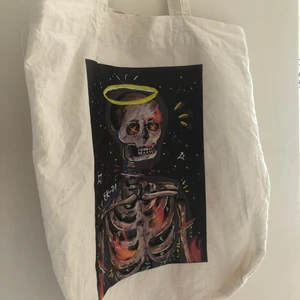 Tygpåse - Tygpåse med eget tryck 💀 ( alltså jag som ritat trycket) får plats med dator + böcker. Från Ikea!! 