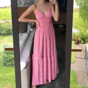 Rosa klänning från hm - Säljer denna jättepopulära klänningen från hm då den tyvärr är lite stor på mig. (BYTER GÄRNA OM NÅGON HAR EN 34!!!). Den är superbra skick, som ny. Budgivning vid flera intresserade. Spårbar frakt tillkommer på 57kr. Andra bilden är lånad