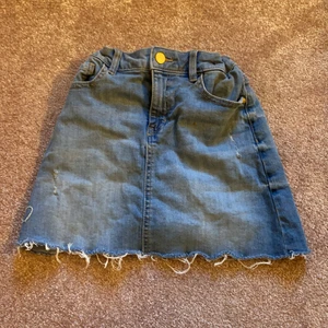Barn jeanskjol 💗 - Jeanskjol i storlek 138-140 är i bra skick och har inga hål. Köpare står för pris💗