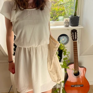 Sommarklänning  - Söt sommarklänning från Ivy revel💕 Endast använd vid ett tillfälle🌈