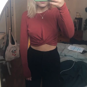 Orange-röd topp  - Orange-röd långärmad croptop från carlings. Den är knappt använd. Köparen står för frakten. 