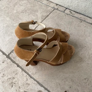 Klackar i mocka - Supersnygga klackar trä och mocka. I begagnat skick men inte använda särskilt mycket så de är i bra skick. Köpare står för frakt❤️ pris kan alltid diskuteras!