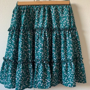 Kjol - Jättefin sommarkjol, aldrig använd! köp direkt för 100kr. Köparen står för frakt💞