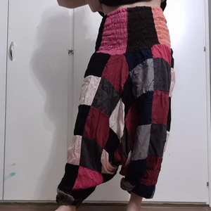 Rutiga haremsbyxor size medium. - Rutiga haremsbyxor med stretch. Passar medium men tror dom passar large också.