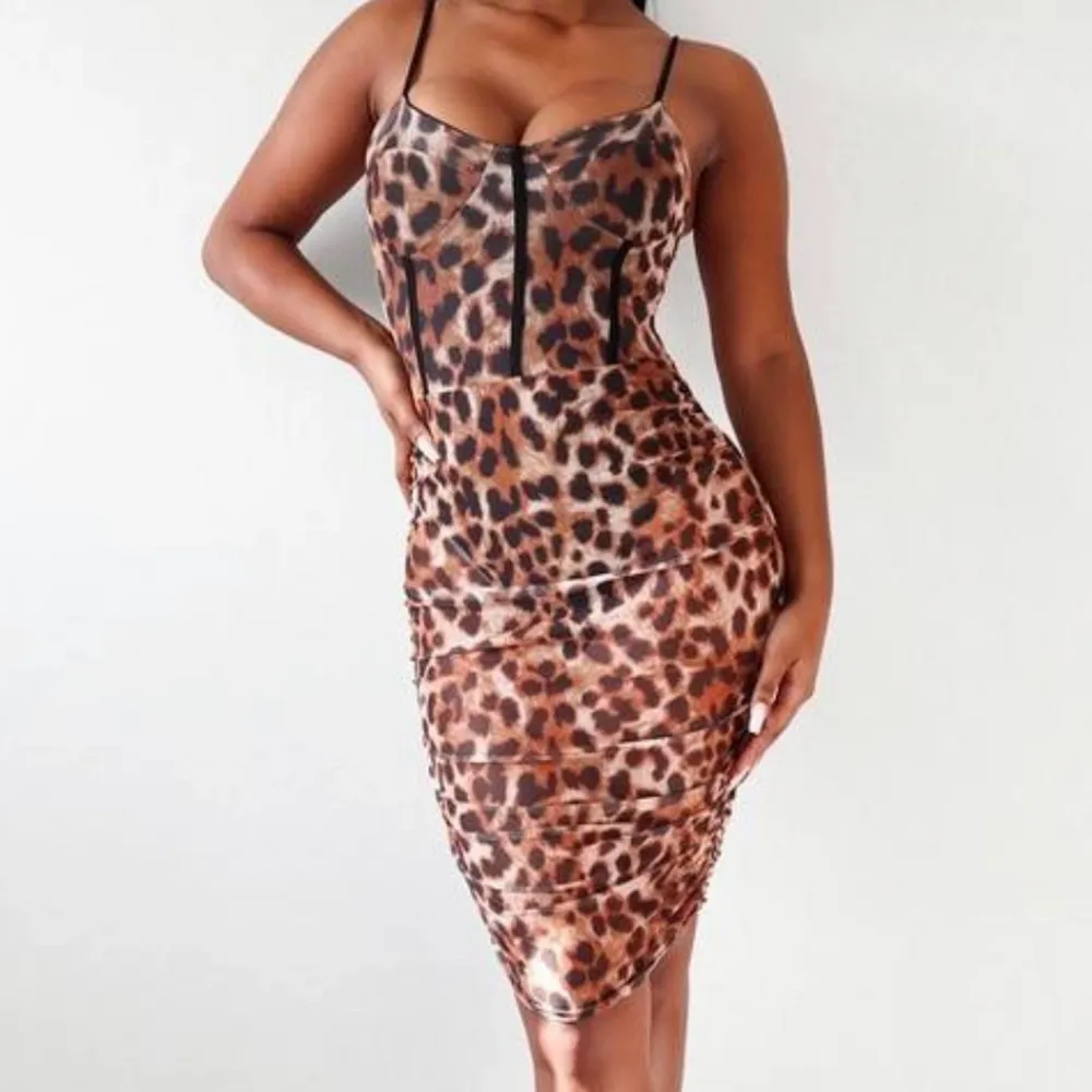 En helt oanvänd leopard klänning med prislapp på är i storlek S men passar även xs,s o m då den har stretch och formar sig efter kroppen❤️. Klänningar.