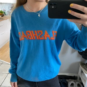 Flashback tröja sandro  - Säljer denna supersnygga tröja från sandro i 100% kashmir som jag köpte på plick för ca 2 veckor sedan❤️❤️❤️Den har två jättesmå hål som går att sy ihop hur enkelt som helst!