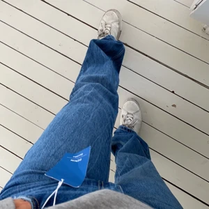 Bershka jeans - Köpte dessa snygga jeans från Zalando för ett tag sedan men insåg att de var lite för stora! Dock har jag klippt av dom eftersom dom var för långa för mig så hör av dig privat om du vill se bilder eller annat😊Budgivning vid högt intresse!