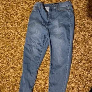 Skinny jeans - Bra skick , har aldrig använt byxorna för jag tog fel stl ! Original pris: 200kr