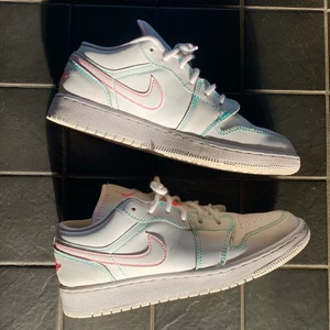 Jordan 1 low - Använda få gånger, superskick! Vita och flerfärgade snören kommer med 💘 skon är vit med rosa och blå sömmar, storlek 38,5 men sitter som en 38. Köpta på zalando ✌🏼Buda i kommentarerna!  