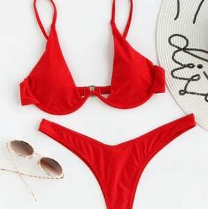 Hej! Jag säljer denna fina röda bikini, från shein. Köpt på Plick men helt oanvänd. Jättefin passform men säljer då överdelen var en aning stor för mig!❤️