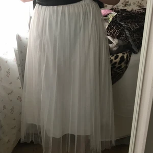 Vit lång kjol - Säljer denna super fina långa vita kjolen i mesh. Köparen står för frakt🤎🤎