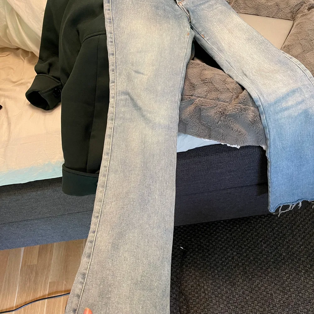 Ljusa bootcut jeans, från bikbok i strl S. Avklippta så passar någon under 160 ish. Köpare står för frakt! . Jeans & Byxor.