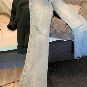 Ljusa bootcut jeans, från bikbok i strl S. Avklippta så passar någon under 160 ish. Köpare står för frakt! 