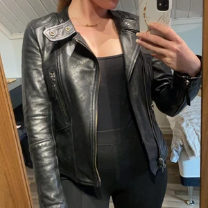 Skinnjacka - Äkta skinnjacka med mönster i bak 