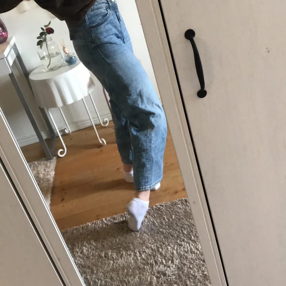 Blåa raka jeans ifrån monki. Perfekta för sommaren eftersom dem är en kortare modell som du ser på bilden. Hör av er om ni har frågor. Strl 24 . Jeans & Byxor.