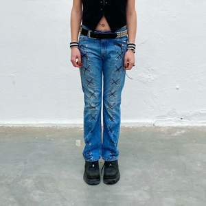 Levi’s secondhand-jeans med svart snörning. Designade av Ezzie i samarbete med Ebba Martin. (Shipping only within Sweden) 