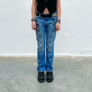 JEANS NO: 1 - EZZIE X PLICK - Levi’s secondhand-jeans med svart snörning. Designade av Ezzie i samarbete med Ebba Martin. (Shipping only within Sweden) 