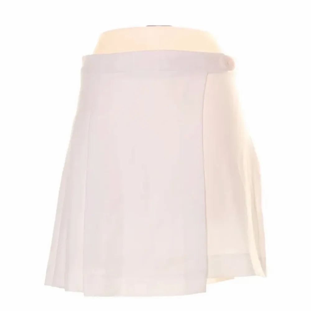Vit kjol från zara i stl. XL. Köpt second-hand och använd 1 gång.  Rätt liten i storlek. . Kjolar.