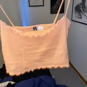 En neon orange topp i storleken xs🧡 inga fläckar eller sånt🧡