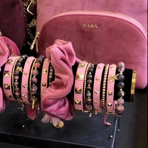 Dark departement armband  - Läder armband från det norska märket Dark Department. Sammanlagt kostade dem 1300 kr.  Säljer nu allihopa för 550 kr eller var och en för sig för 200 kr. 🛑 OBS: Nu finns bara armbandet med små fyrkantiga nitar kvar