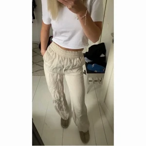 linnebyxor - säljer mina linnebyxor från H&M  dom är i jätte bra skick och inga defekter😊 storlek 34/XS, köp dirket för 600(nypris)