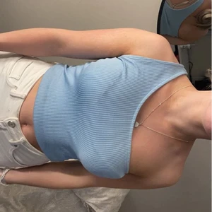 Blått linne enarm  - Ett blått linne med en arm