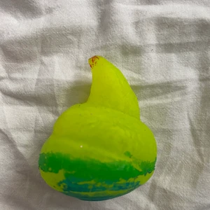 Bajs stressboll - Den är väldigt skön och bra🌸 Har tappat färg men är endå fullt fungerande🌸