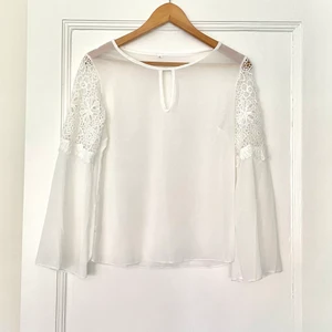 Sommartopp - Söt sommartopp med fina detaljer på armarna. Aldrig använt för den är tajt över bysten för mig tyvärr. 