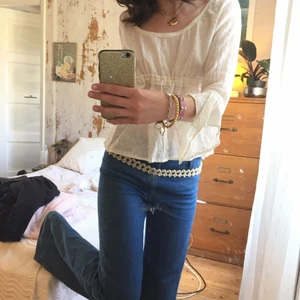 Söt topp - Super söt fairy topp, köpt secondhand och ser vintage ut!! Har tyvär inte komigt till användning men super fin. Den ör gräddvit med olika fina ditaljer. I super skick.