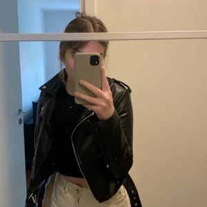 Skinnjacka - Säljer denna supersnygga skinnjacka från zara💕💕 köpte den på plick men har aldrig använt den, säljer pga den inte är i min stil riktigt! 150 kr + frakt. Är i storlek M men känns mer som en S