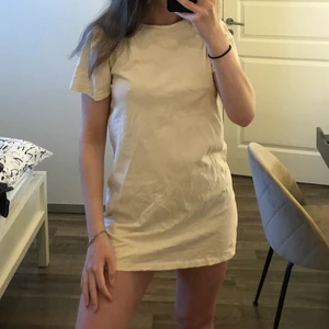 Kort T-shirt klänning - En kort ljusgul T-shirt klänning med små puffärmar. Så gullig men har blivit för liten för mig. 50kr +frakt