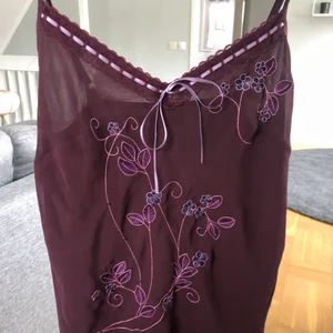 Linne - Mörklila/rött linne med fina detaljer. Säljer då det inte kommer till användning. Storlek S men skulle även säga att den passar xs. 🤩   Köparen står för frakt.