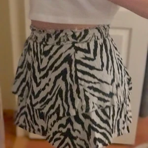 Kjol  - Jättefin kjol men lite för kort för mig! Jag är 170 lång, och den slutar precis under rumpan på mig! 🌼Men annars jättefin. Använt få gånger!  Storlek: M 