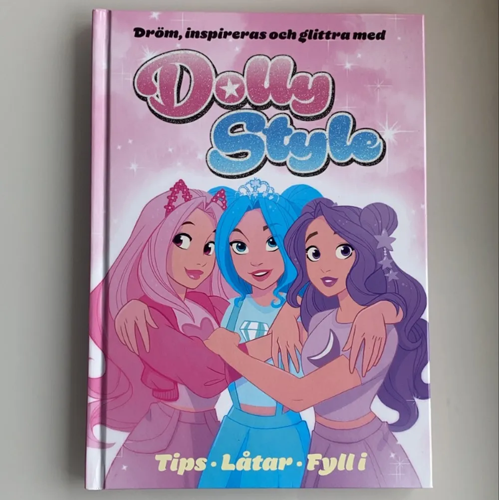 Jag säljer denna Dolly Style bok. Den är i nyskick och har inga skador. Säljer pga att jag gillade dem när jag va typ 9 men gillar de ej längre så vill bli av me mina gammal Dolly style saker. Denna bok är perfekt till dig som gillar Dolly Style!!❗️KÖPTE FÖR 166kr & SÄLJER NU MYCKET BILLIGARE❗️. Övrigt.