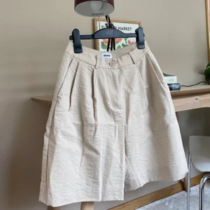 Weekday Lyon Shorts - Svinsnygga luftiga beige shorts perfekta till sommaren! -nyskick - strl 34 
