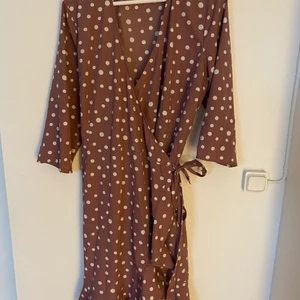 VERO MODA KLÄNNING - Klänning från Vero Moda storlek XXL mer som en XL passar båda. Ny skick aldrig använd. 