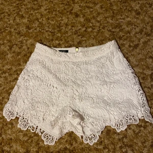 Spets shorts  - Har aldrig använt shortsen och shortsen är i en bra skick. Original priset : 200kr  