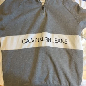 Calvin Klein hoodie - En fin hoodie som endast användts ett fåtal gånger, är i ny skick. 