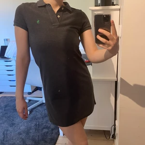 Superfin pikéklänning från ralph lauren - Jättefin piké klänning från ralph lauren som tyvärr inte passar mig 😭 den är sparsamt använd så i bra skick! Storlek XS. Perfekt till svensk sommar!! Köpare står för frakt❤️