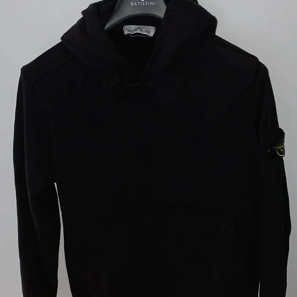 Säljer nu min svarta Stone island hoodie i storlek M. Skick: 9/10, endast använd ett fåtal gånger. Pris: 800                                                                       Köparen står för frakten, hör gärna av dig vid intresse.. Hoodies.